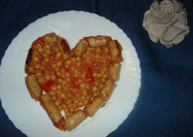 Fotografia przedstawiająca Bratwurst z ciecierzycą i pomidorami-danie z jednej patelni