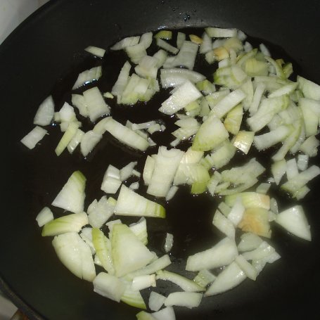 Krok 1 - Bratwurst z ciecierzycą i pomidorami-danie z jednej patelni foto