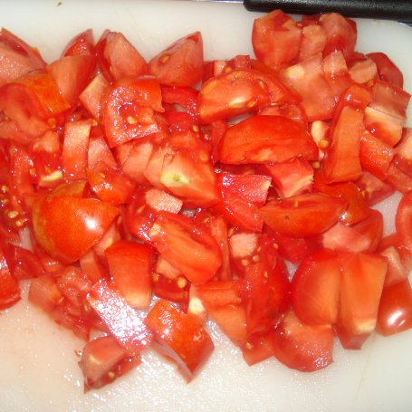 Krok 3 - Bratwurst z ciecierzycą i pomidorami-danie z jednej patelni foto