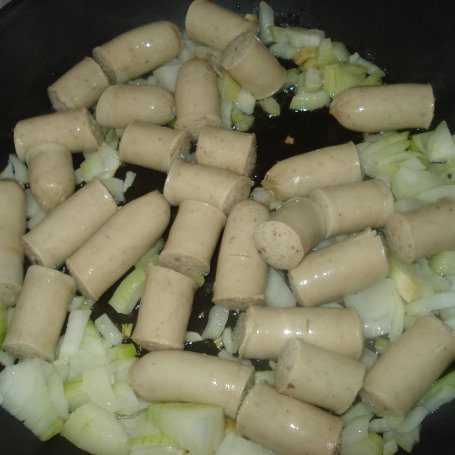 Krok 4 - Bratwurst z ciecierzycą i pomidorami-danie z jednej patelni foto