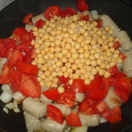 Krok 5 - Bratwurst z ciecierzycą i pomidorami-danie z jednej patelni foto