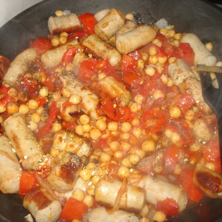 Krok 6 - Bratwurst z ciecierzycą i pomidorami-danie z jednej patelni foto