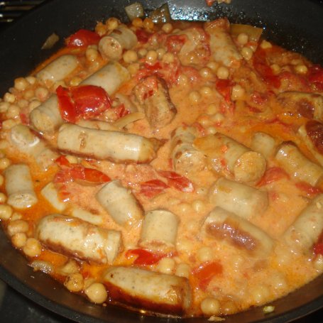 Krok 7 - Bratwurst z ciecierzycą i pomidorami-danie z jednej patelni foto