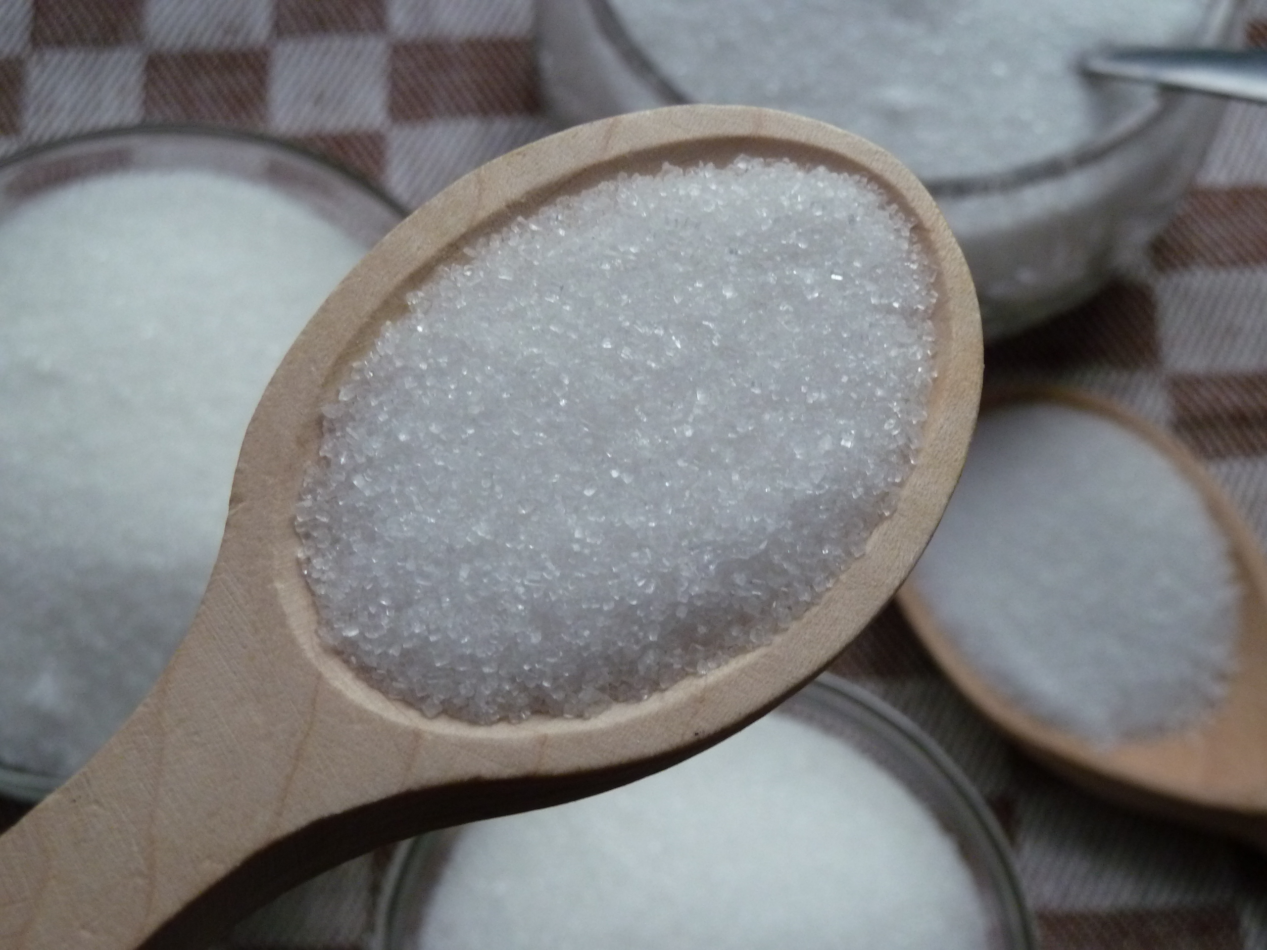 Brązowy cukier – czy na pewno zdrowszy i jaki kupić, aby nie dać się oszukać
