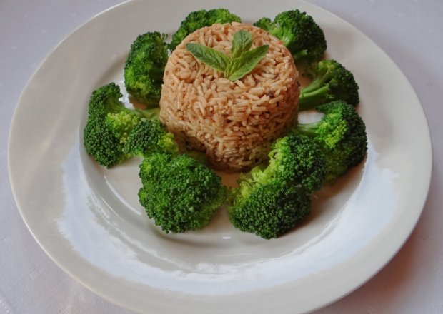 Fotografia przedstawiająca Brązowy ryż z brokułem
