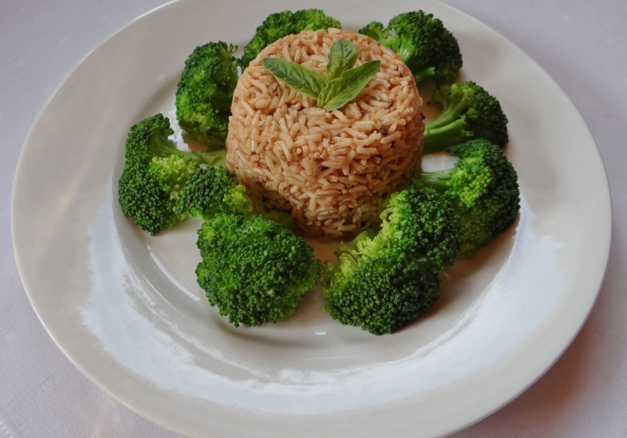Brązowy ryż z brokułem foto