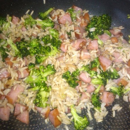 Krok 4 - Brązowy ryż z brokułem foto