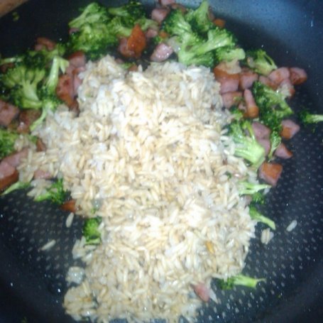 Krok 3 - Brązowy ryż z brokułem foto