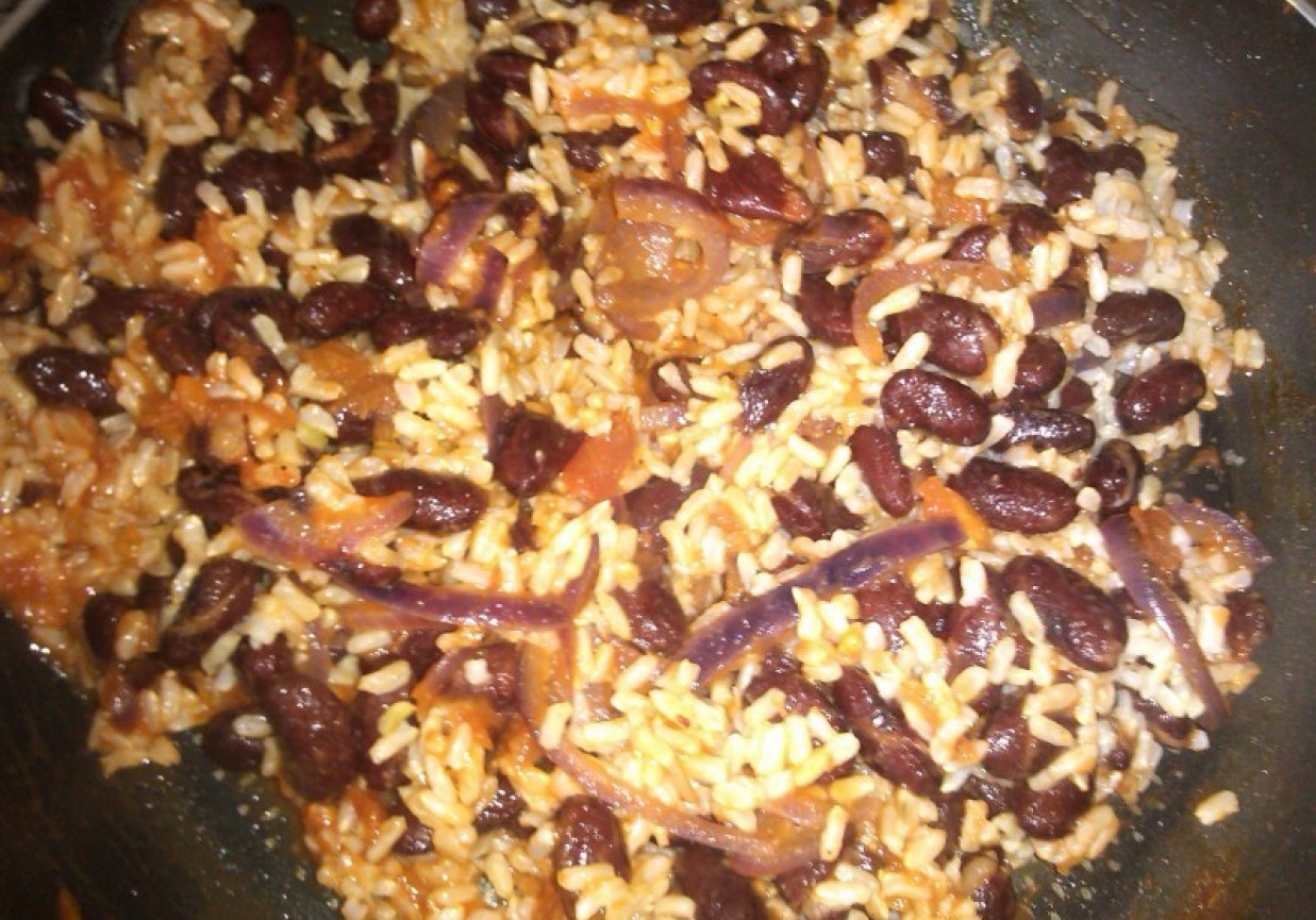 Brązowy ryż z czerwoną fasolą na ostro foto