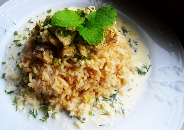 Fotografia przedstawiająca Brązowy ryż z gulaszem śmietanowym z dorsza, koperku, szczypiorku i natki pietruszki