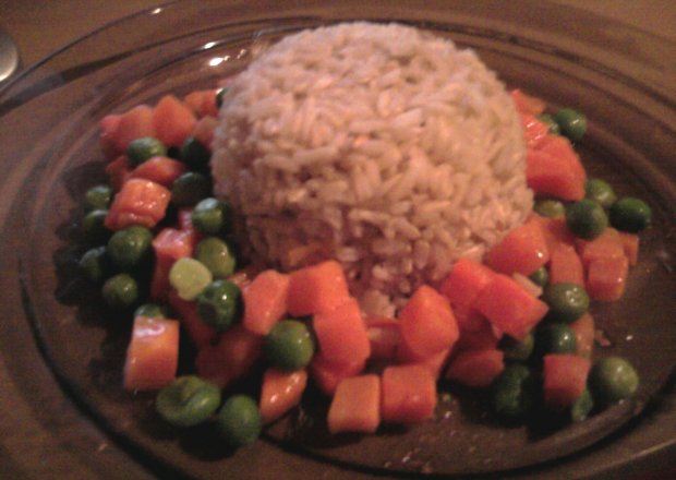 Fotografia przedstawiająca Brązowy ryż z marchewką i groszkiem