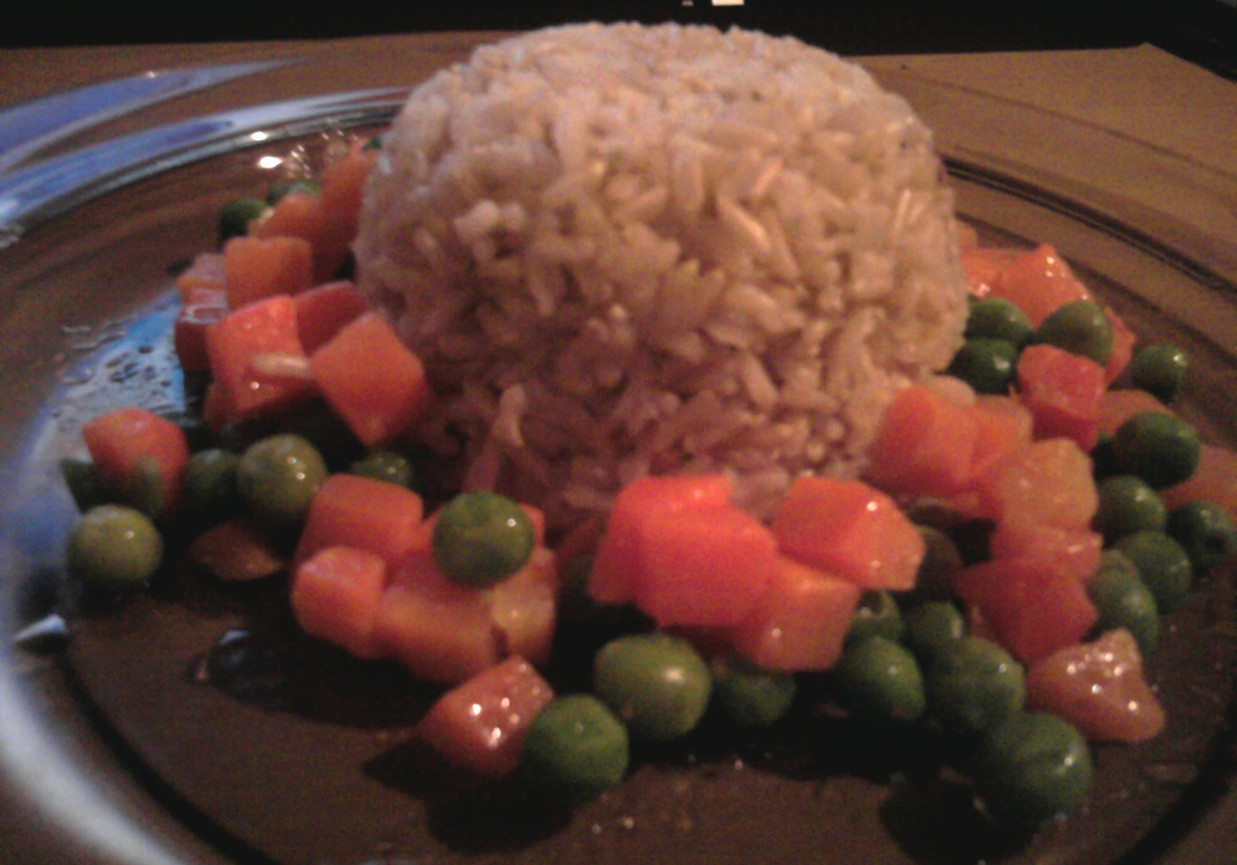 Brązowy ryż z marchewką i groszkiem foto