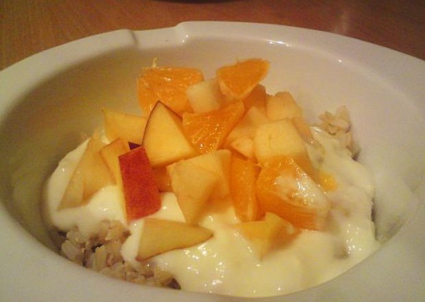 Fotografia przedstawiająca Brązowy ryż z sałatką owocową i jogurtem