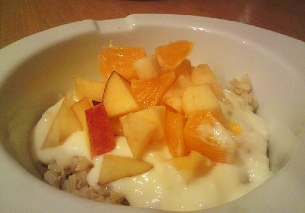 Brązowy ryż z sałatką owocową i jogurtem foto
