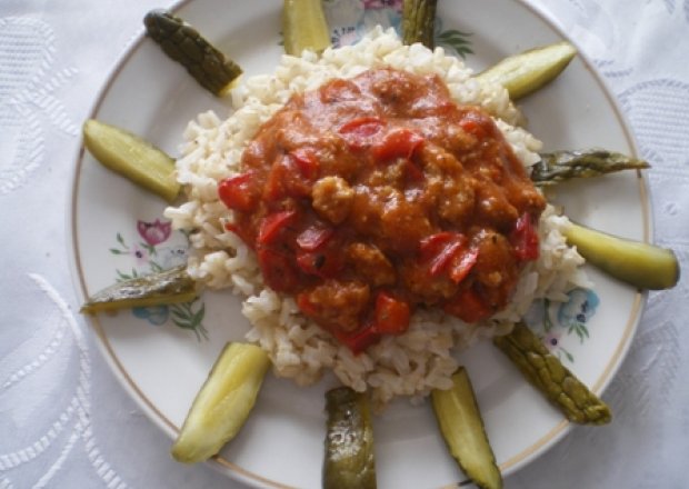 Fotografia przedstawiająca Brązowy ryż z sosem pomidorowym z papryką i mielonym