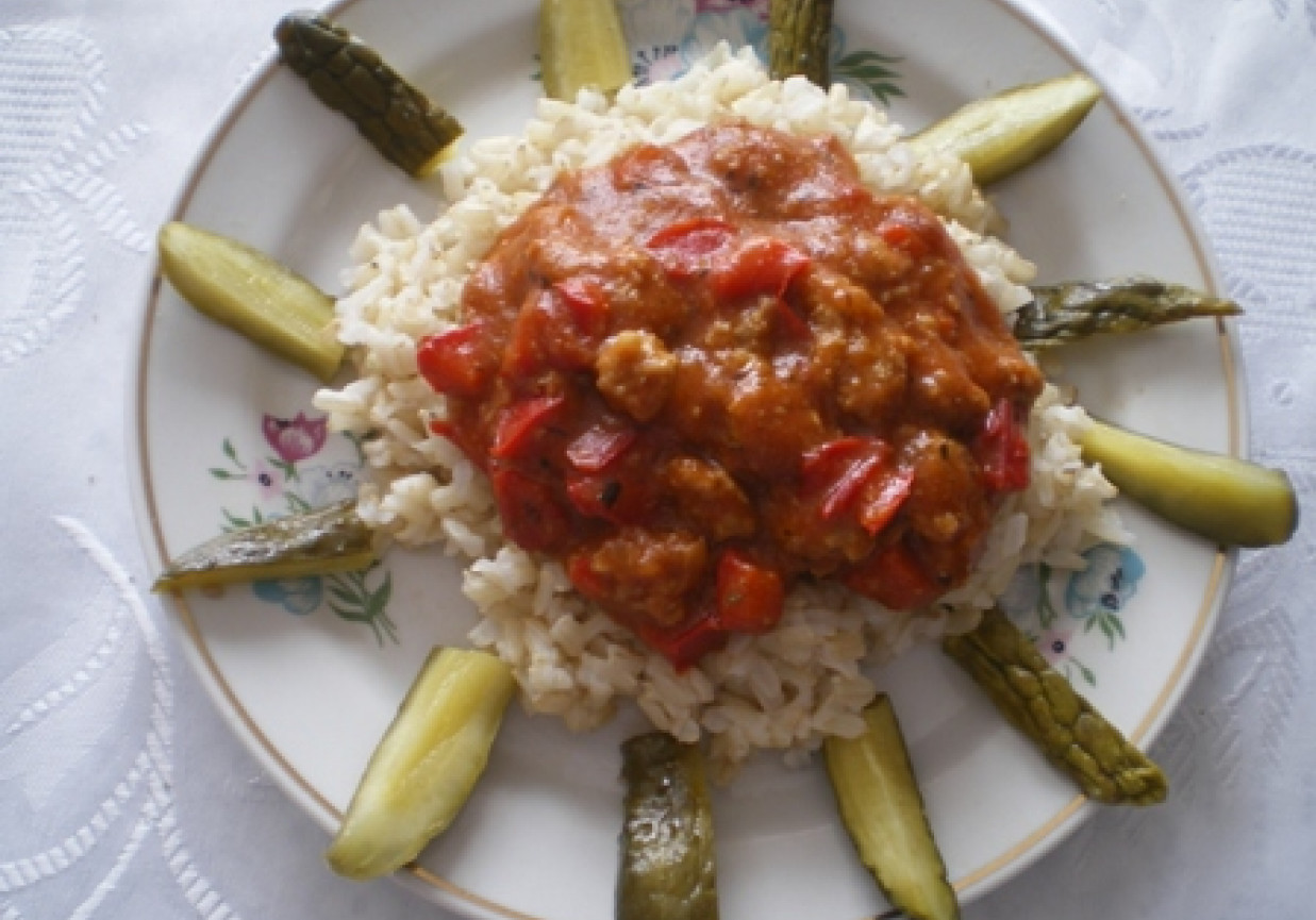 Brązowy ryż z sosem pomidorowym z papryką i mielonym foto