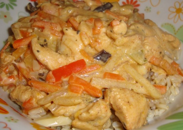 Fotografia przedstawiająca Brązowy ryż z sosem śmietanowym z kurczakiem i warzywami