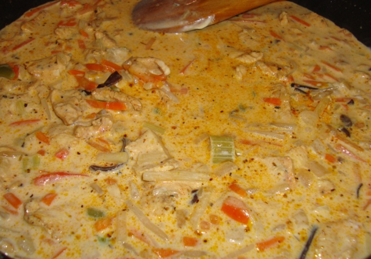 Brązowy ryż z sosem śmietanowym z kurczakiem i warzywami foto