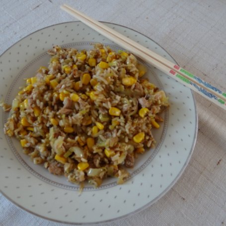 Krok 5 - Brązowy ryż z tuńczykiem, porem, papryką i kukurydzą foto