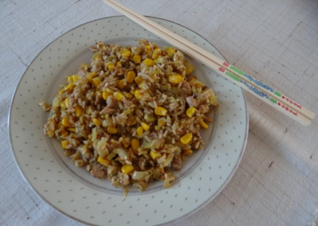 Fotografia przedstawiająca Brązowy ryż z tuńczykiem, porem, papryką i kukurydzą