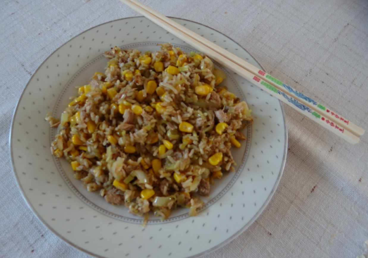 Brązowy ryż z tuńczykiem, porem, papryką i kukurydzą foto