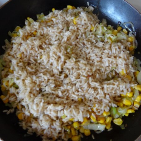 Krok 4 - Brązowy ryż z tuńczykiem, porem, papryką i kukurydzą foto