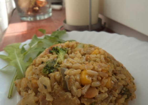Fotografia przedstawiająca Brązowy ryż z warzywami na patelnię i pestkami dyni :)