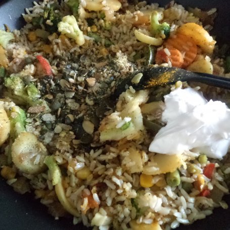 Krok 7 - Brązowy ryż z warzywami na patelnię i pestkami dyni :) foto