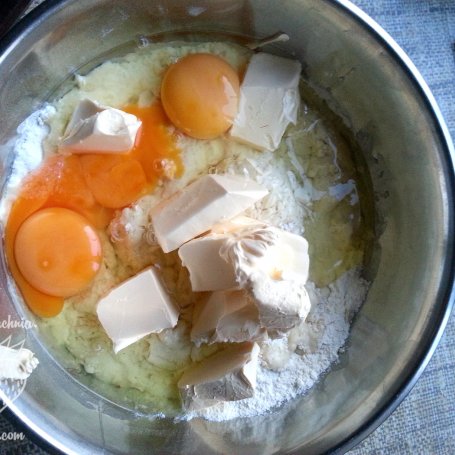 Krok 4 - Brioche, brioszki z gorzką czekoladą foto