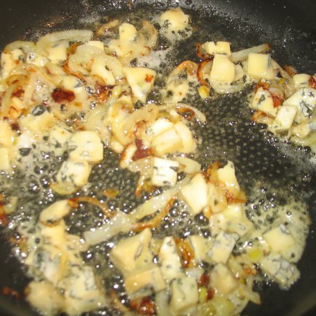 Krok 2 - Brokuł i kalafior w sosie serowym z makaronem foto