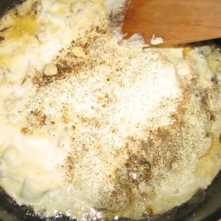 Krok 3 - Brokuł i kalafior w sosie serowym z makaronem foto