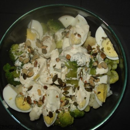 Krok 3 - Brokuł i kalafior z jajkiem- sosem czosnkowym i pestkami dyni foto