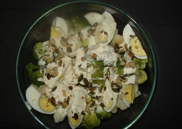 Fotografia przedstawiająca Brokuł i kalafior z jajkiem- sosem czosnkowym i pestkami dyni