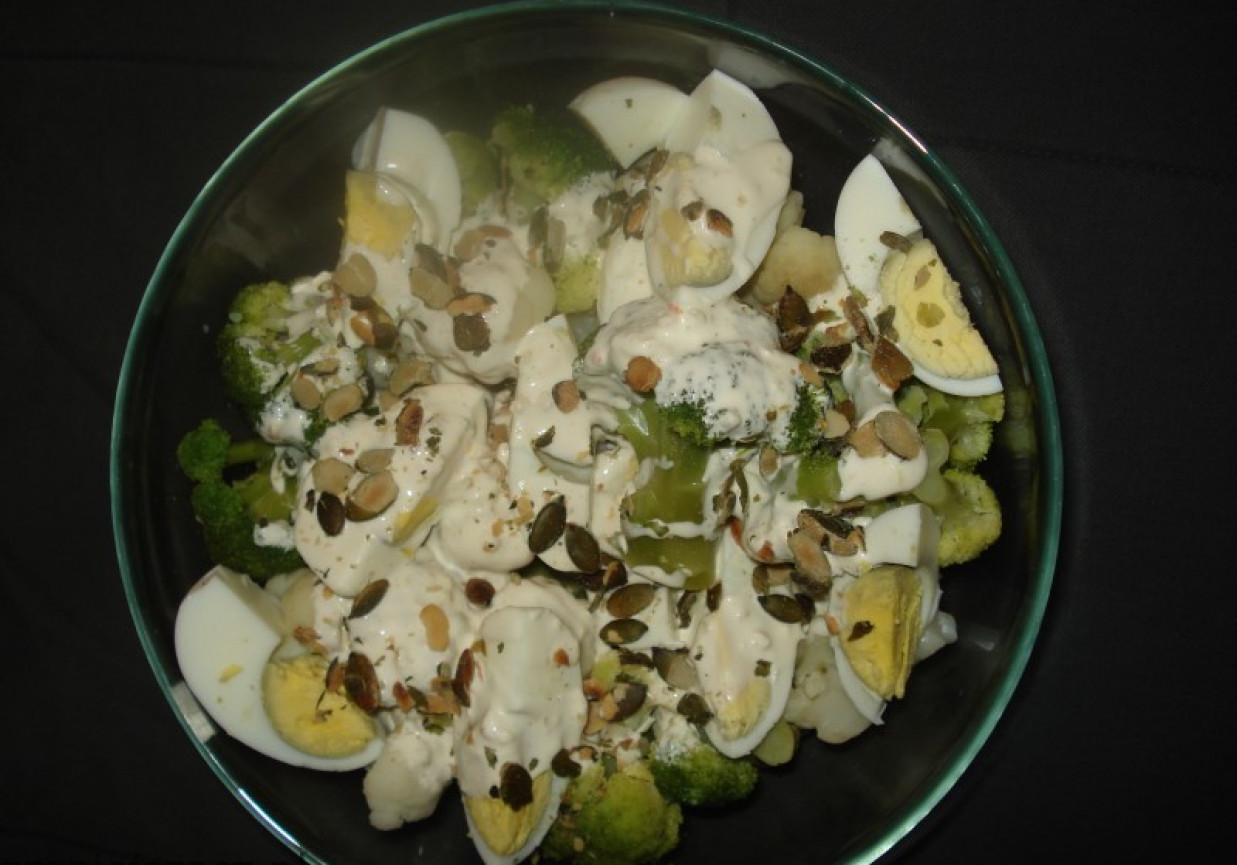 Brokuł i kalafior z jajkiem- sosem czosnkowym i pestkami dyni foto
