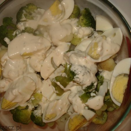 Krok 2 - Brokuł i kalafior z jajkiem- sosem czosnkowym i pestkami dyni foto