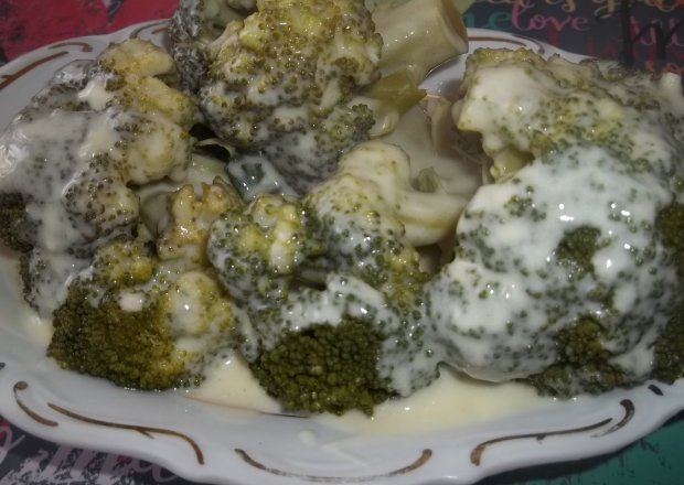 Fotografia przedstawiająca Brokuł polany sosem serowym