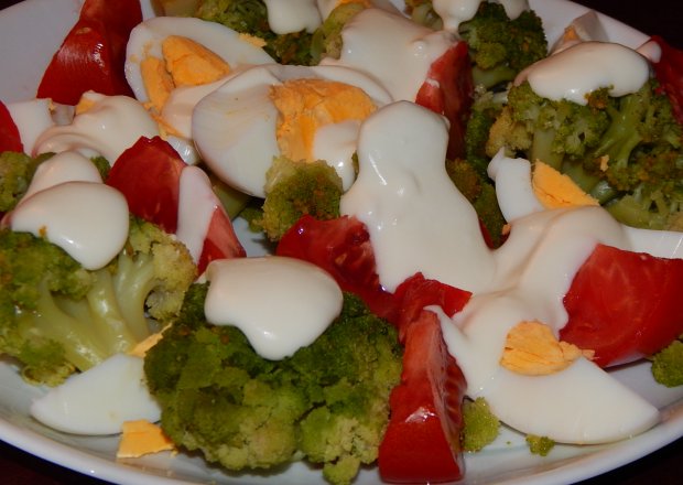 Fotografia przedstawiająca Brokuł, pomidory i jajka w kremie chrzanowym