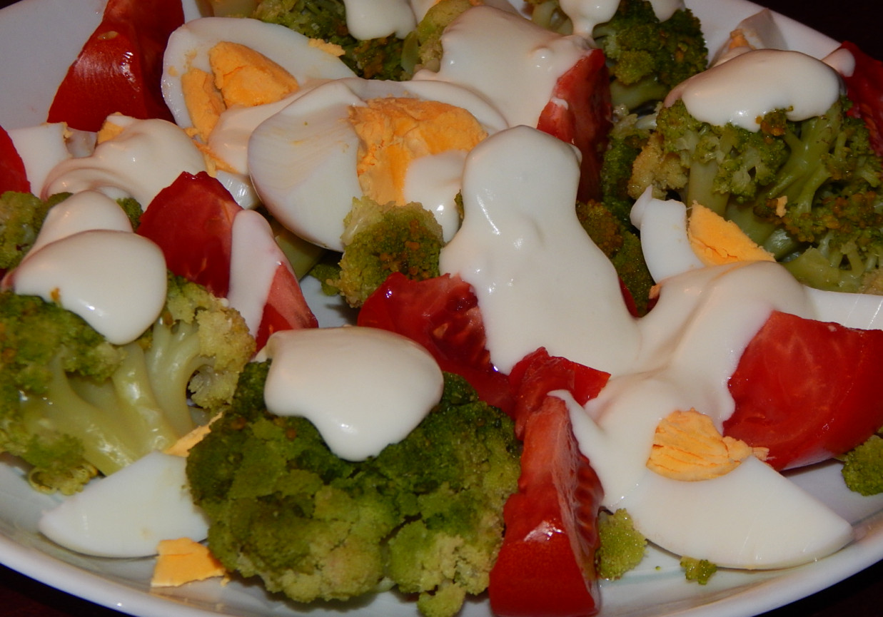 Brokuł, pomidory i jajka w kremie chrzanowym foto