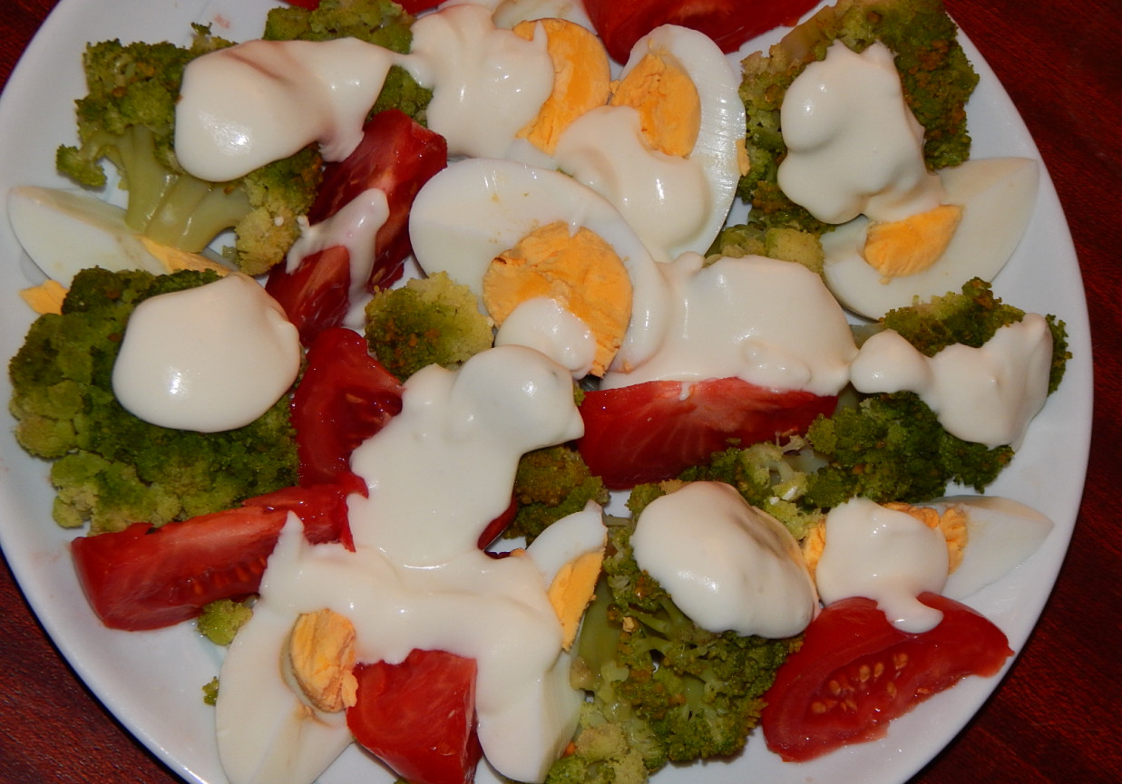 Brokuł, pomidory i jajka w kremie chrzanowym foto