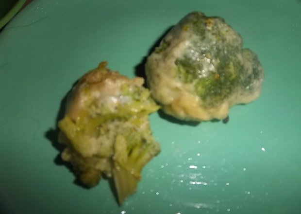 Fotografia przedstawiająca brokuł w cieście