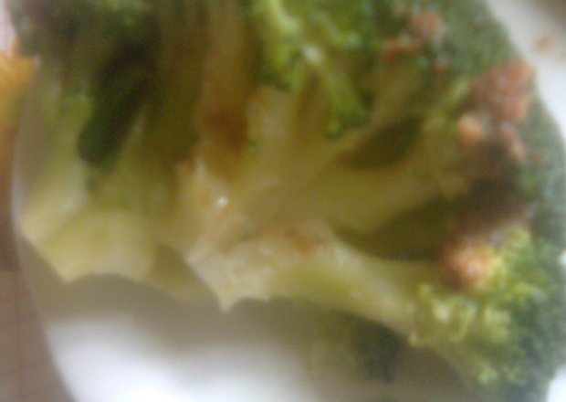 Fotografia przedstawiająca brokuł z wody z masełkiem z czosnkiem