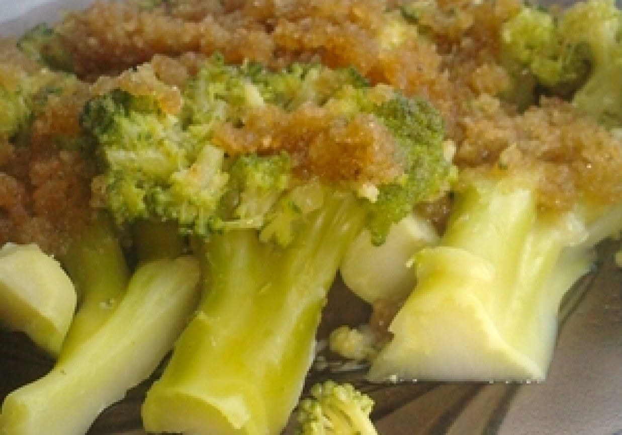 Brokuł zasmażony z bułką tartą i cebulą suszoną foto