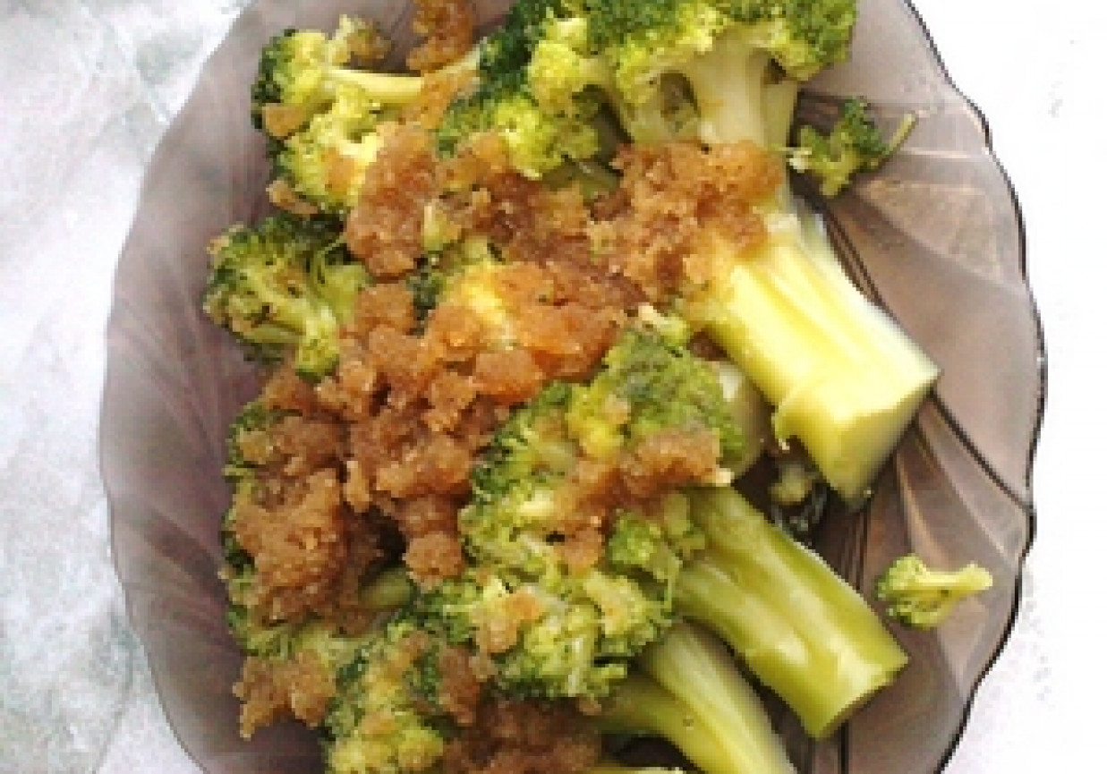 Brokuł zasmażony z bułką tartą i cebulą suszoną foto