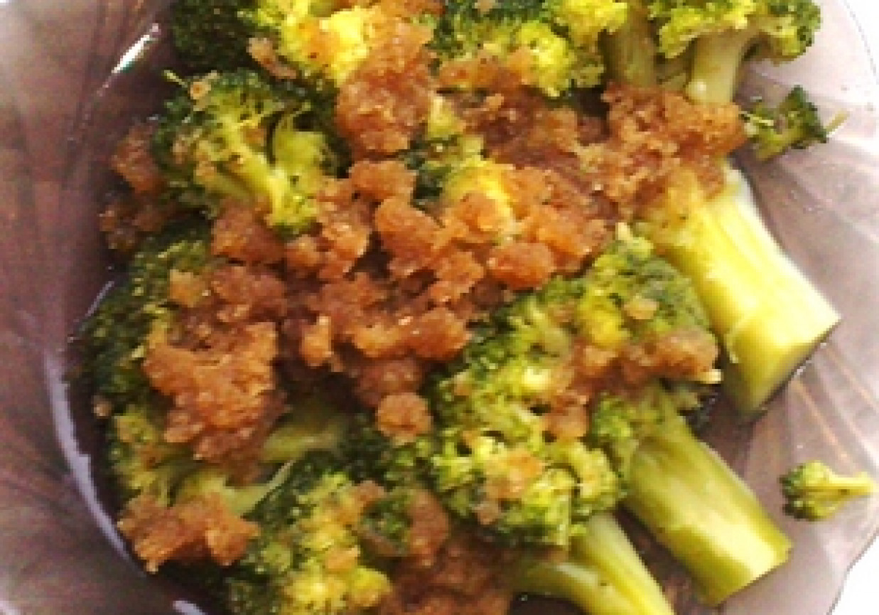 Brokuł zasmażony z bułką tartą i cebulą suszoną foto