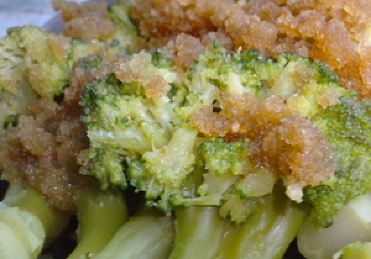 Brokuł zasmażony z bułką tartą i cebulą suszoną foto