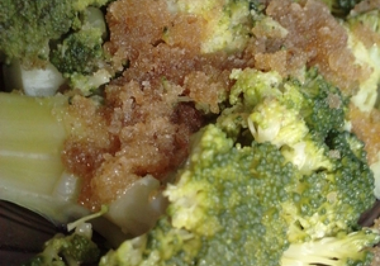 Brokuł zasmażony z bułką tartą i cebulą suszoną foto