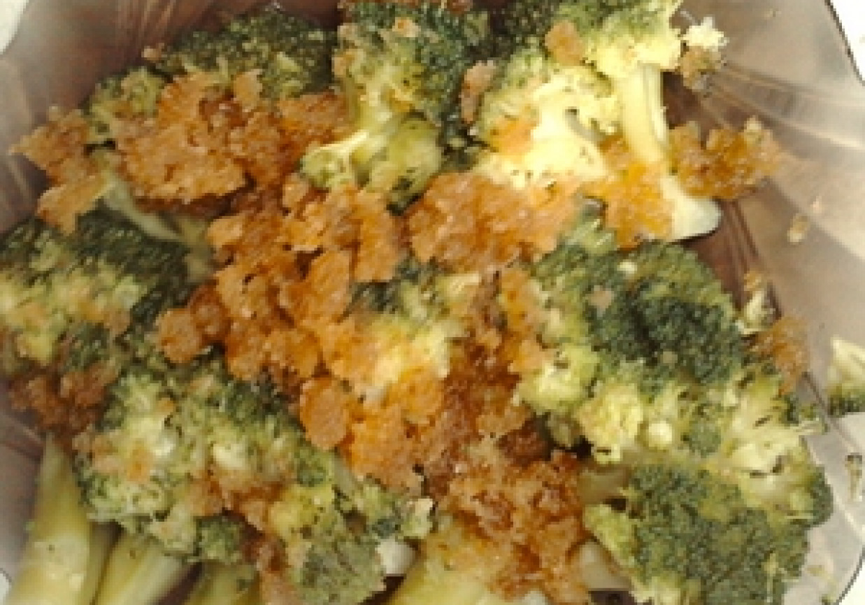 Brokuł zasmażony z bułką tartą i cebulą suszoną foto