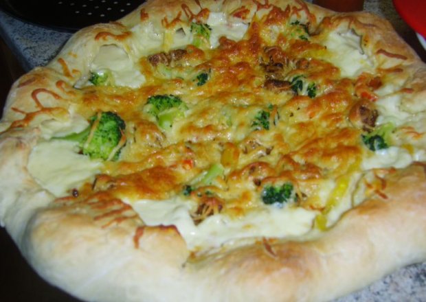 Fotografia przedstawiająca brokułowa pizza