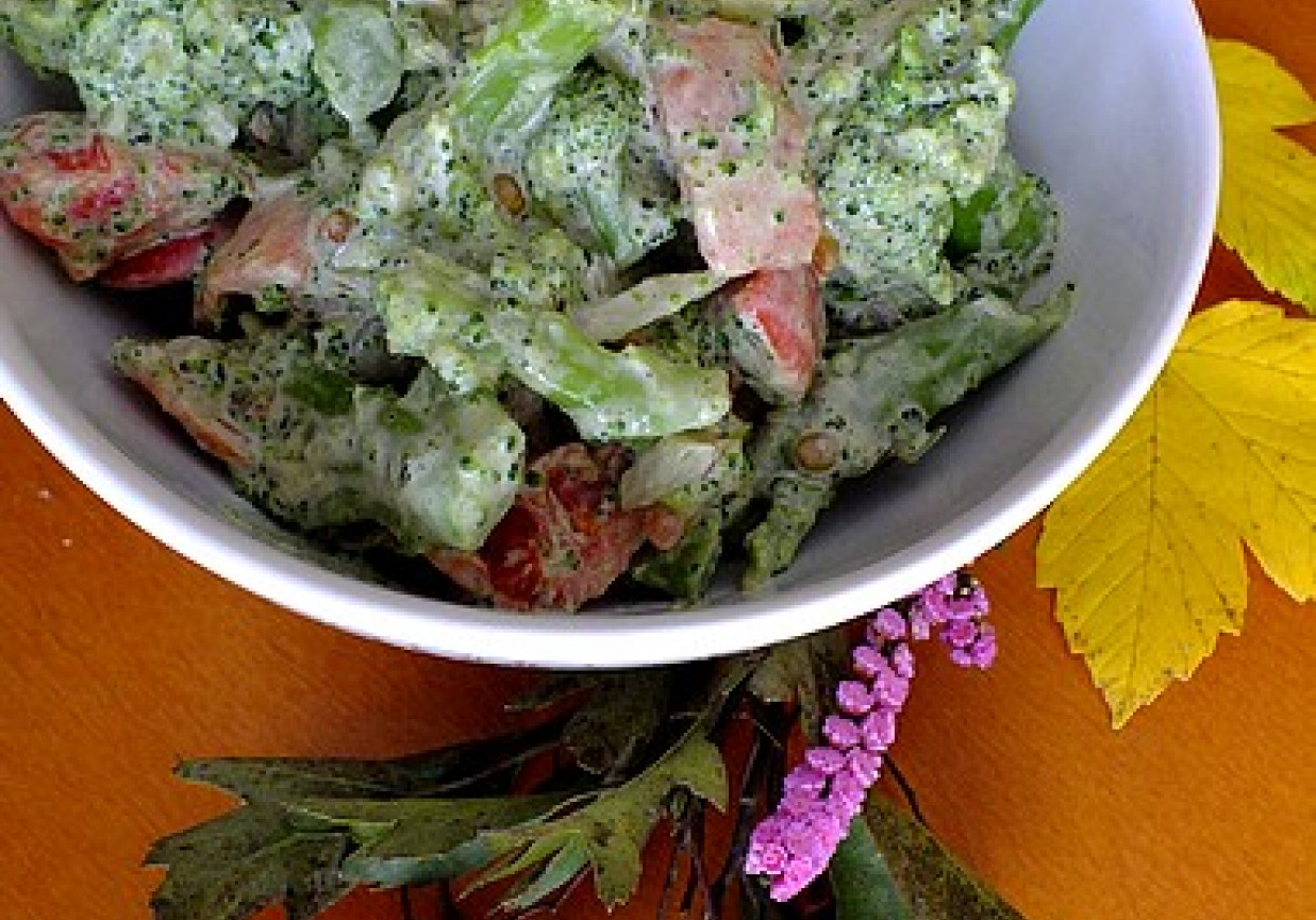 Brokułowa sałatka do obiadu foto