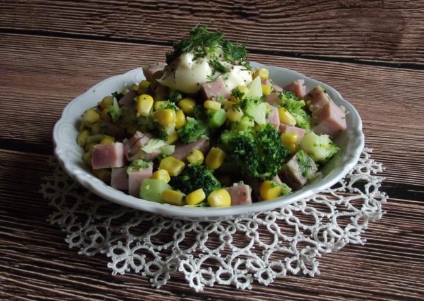Fotografia przedstawiająca Brokułowa sałatka z szynką i kukurydzą z kleksem majonezu